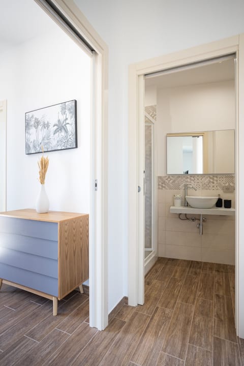 Panoramic Loft | Bathroom | Shower, free toiletries, hair dryer, towels