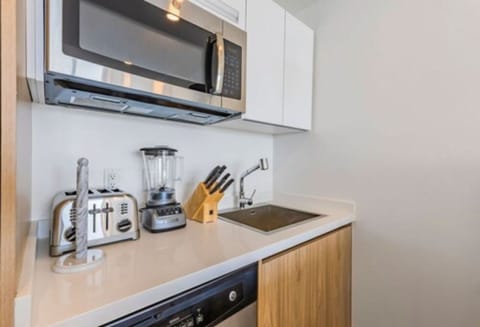 Deluxe Studio | Private kitchen | Oven, stovetop, dishwasher, toaster