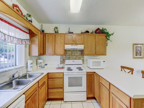 Condo (Greenbrier Get - No Pets Allowed) | Private kitchen | Coffee/tea maker