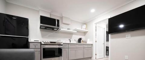 Luxury Presidential Suite with Jacuzzi (310) | Private kitchen | Mini-fridge, paper towels