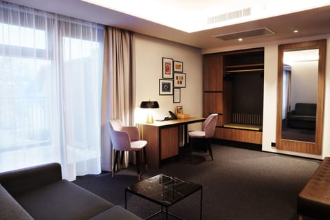 Junior Suite | Premium bedding, minibar, in-room safe, individually decorated