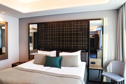 Junior Suite | Premium bedding, minibar, in-room safe, individually decorated