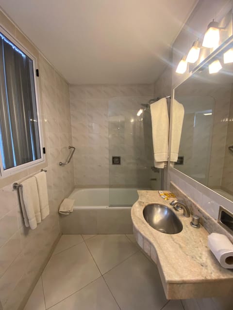 Combined shower/tub, free toiletries, hair dryer, bidet