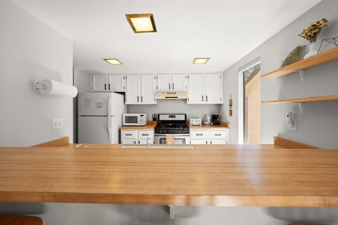 Townhome, Multiple Beds, Balcony, Mountain View (Mountain Shadows Chalet) | Private kitchen | Fridge, microwave, oven, stovetop