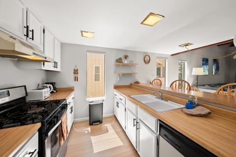 Townhome, Multiple Beds, Balcony, Mountain View (Mountain Shadows Chalet) | Private kitchen | Fridge, microwave, oven, stovetop