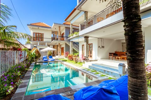 Outdoor pool, sun loungers