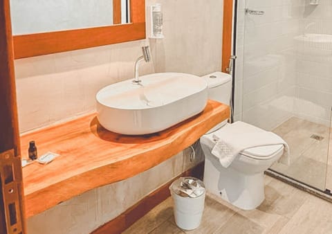 Deluxe Double Room with Sea View | Bathroom | Free toiletries, hair dryer, bidet, towels