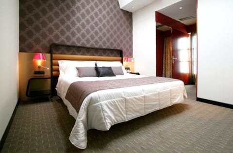 Minibar, in-room safe, soundproofing, free WiFi