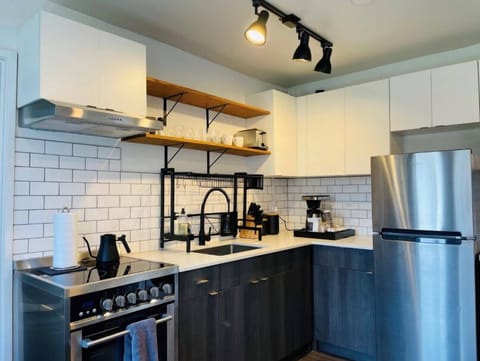 City Apartment | Private kitchen | Full-size fridge, microwave, oven, stovetop