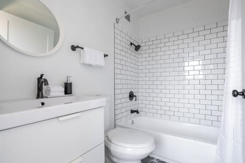 Combined shower/tub, free toiletries, hair dryer, towels