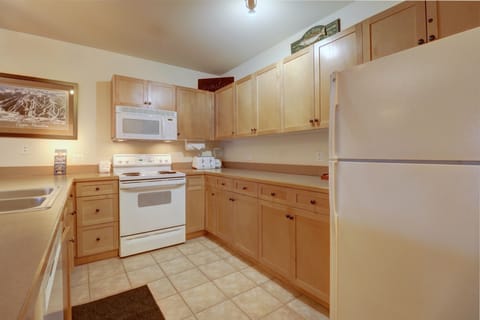 Condo, 1 Bedroom | Private kitchen | Fridge, oven, coffee/tea maker, toaster