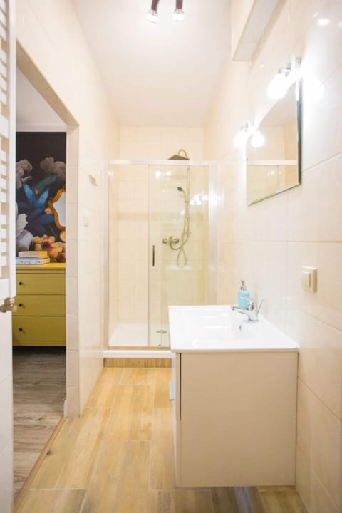 Traditional Studio Suite | Bathroom | Shower, towels