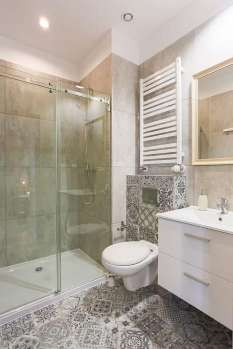 Standard Studio | Bathroom | Shower, towels