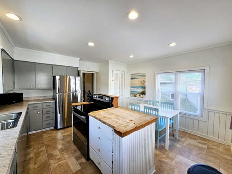 Nichols Suite | Private kitchen | Microwave, cookware/dishes/utensils