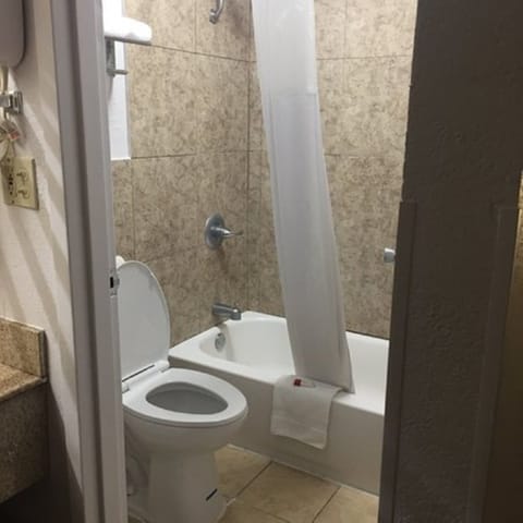 Combined shower/tub, free toiletries, hair dryer, towels