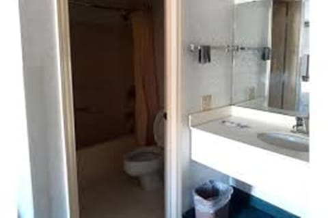 Combined shower/tub, free toiletries, hair dryer, towels