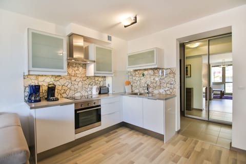 Standard Apartment | Private kitchenette | Fridge, stovetop, toaster, cookware/dishes/utensils