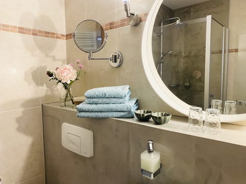 Standard Double Room, Private Bathroom | Bathroom