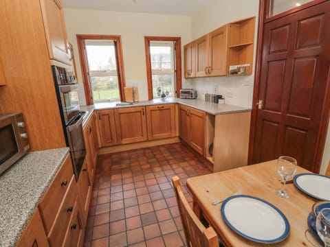 Cottage | Private kitchen | Fridge, dishwasher, electric kettle, toaster