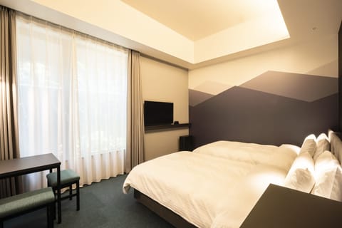 Twin Room, Accessible with Complimentary Breakfast | In-room safe, desk, blackout drapes, bed sheets