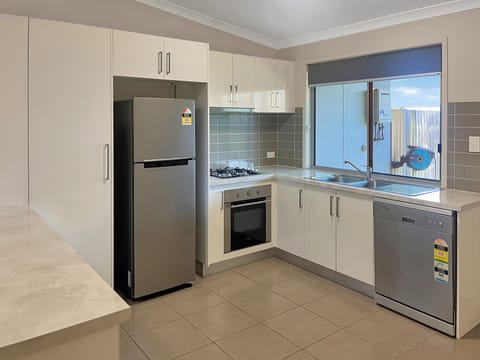 Full-size fridge, microwave, oven, stovetop