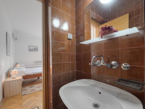 Standard Double Room | Bathroom | Combined shower/tub, hair dryer, towels