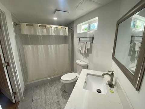 Standard Double or Twin Room | Bathroom | Towels