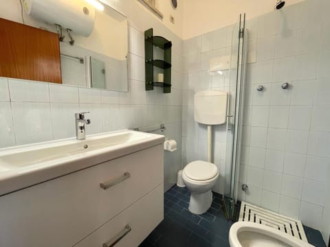 Apartment, 1 Bedroom, Balcony, Ocean View | Bathroom amenities