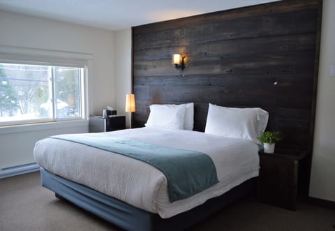 King Muskoka | Desk, free WiFi, bed sheets