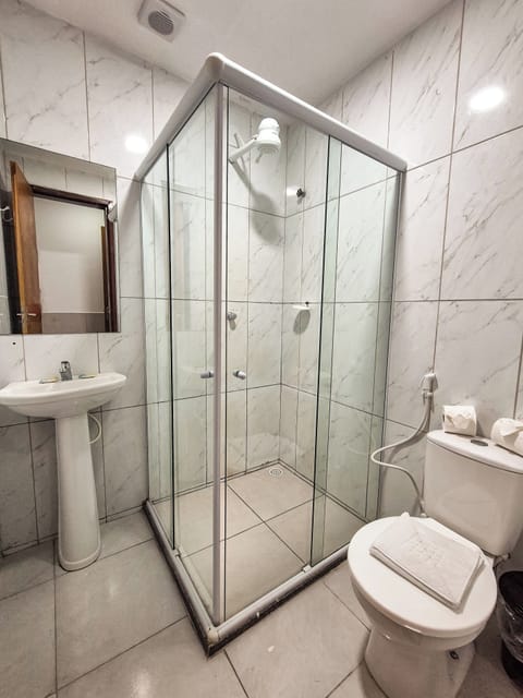 Superior Double Room | Bathroom | Rainfall showerhead, free toiletries, hair dryer, towels