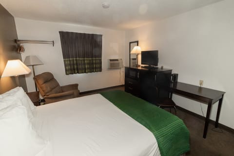 Standard Room, 1 Queen Bed, Non Smoking | Iron/ironing board, free WiFi, bed sheets