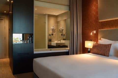 Premium Room | Minibar, in-room safe, desk, soundproofing