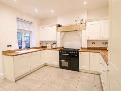 Cottage | Private kitchen | Fridge, dishwasher, electric kettle, toaster