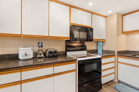 Condo, Multiple Beds, Ocean View (#535 - No Pets Allowed) | Private kitchen | Fridge, microwave, oven, stovetop