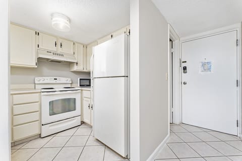 Condo, 2 Queen Beds, Beach View (#5116 - No Pets Allowed) | Private kitchen | Fridge, microwave, oven, stovetop