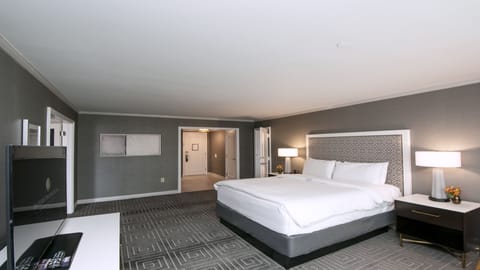 Classic Room, 1 King Bed (Concierge, Plaza View) | Premium bedding, down comforters, in-room safe, desk