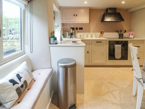 Cottage | Private kitchen | Fridge, dishwasher, electric kettle, toaster