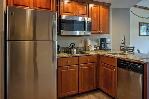 Breckenridge Studio | Private kitchen | Fridge, microwave, coffee/tea maker