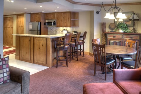 Summit Suite | Private kitchen | Fridge, microwave, coffee/tea maker