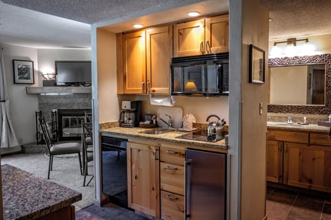 Colorado Suite | Private kitchen | Fridge, microwave, coffee/tea maker