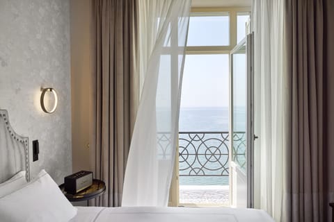 Junior Suite Sea Front with Balcony | Hypo-allergenic bedding, minibar, desk, blackout drapes