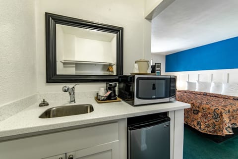 Room, 1 King Bed, Balcony | Private kitchenette | Microwave