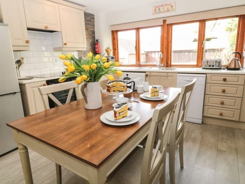 Cottage | Private kitchen | Fridge, dishwasher, electric kettle, toaster