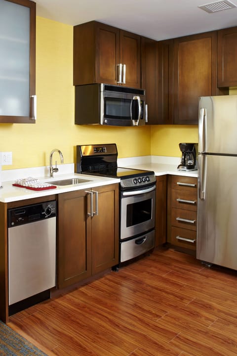 Full-size fridge, microwave, stovetop, dishwasher