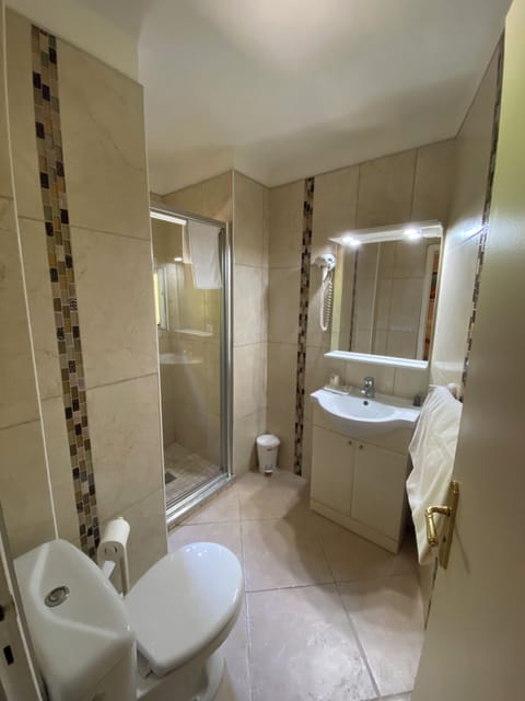 Economy Double Room, Garden View (15m²) | Bathroom | Free toiletries, hair dryer, towels