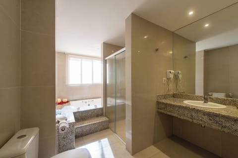 Suíte Luxo Master | Bathroom | Free toiletries, hair dryer, towels, soap