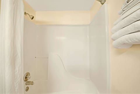 Combined shower/tub, hydromassage showerhead, hair dryer, towels