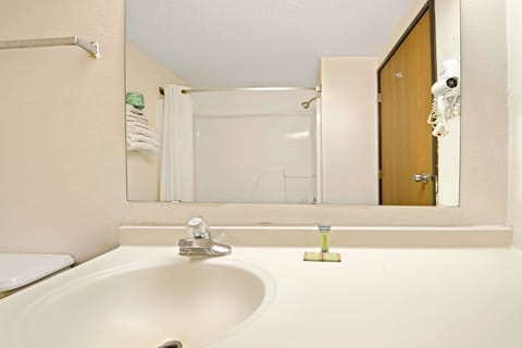 Combined shower/tub, hydromassage showerhead, hair dryer, towels