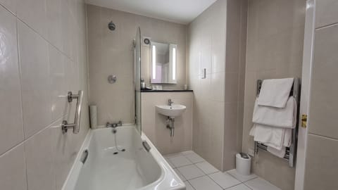 Combined shower/tub, free toiletries, hair dryer, towels