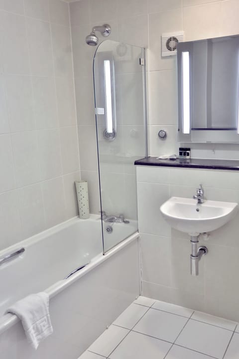 Combined shower/tub, free toiletries, hair dryer, towels